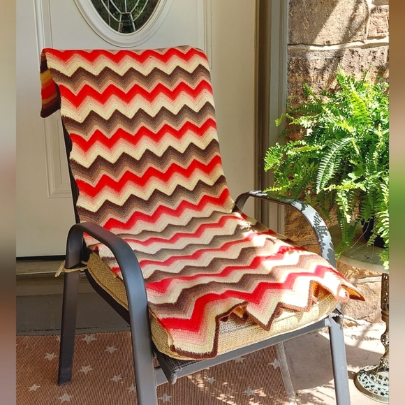 Beautiful retro/ vintage hand-made wool knit chevron pattern afghan ❤️‍🔥 - Picture 1 of 7
